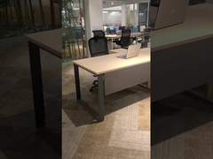 Escritorio de oficina comercial en forma de L con gabinete lateral