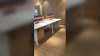 Un escritorio minimalista para un equipo de cuatro