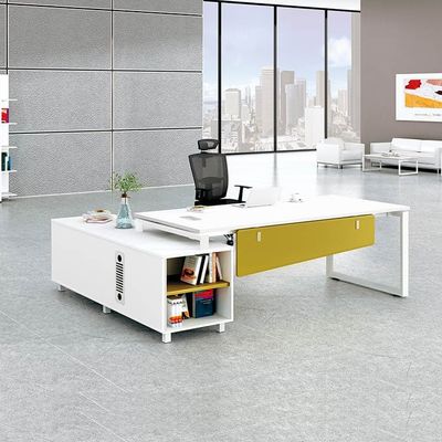 Los escritorios de oficina ejecutiva en forma de L fijan solo blanco con deflector de madera