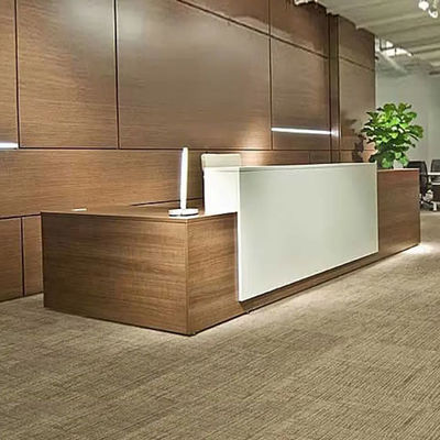 el color de madera del roble de la recepción de la recepción de los 2M modifica el logotipo para requisitos particulares para el salón