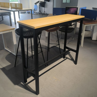 Tabla de comedor de madera nórdica rectangular de altura de barra con taburetes de bar