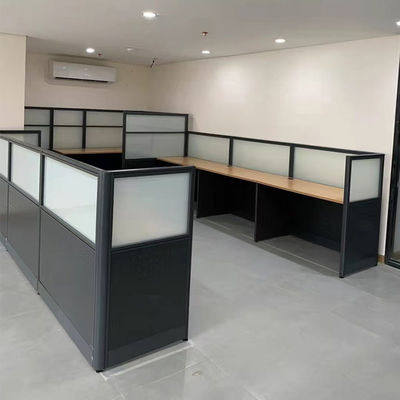 Estación de trabajo de escritorio negra con partición de pantalla de privacidad de Office