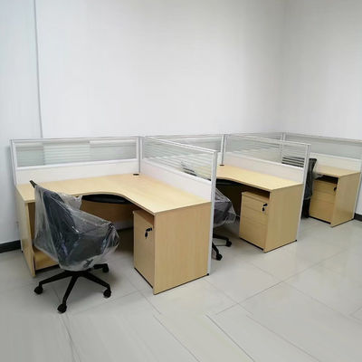 Espacio de oficina modular de 3 personas en forma de L Escritorio de partición de estación de trabajo