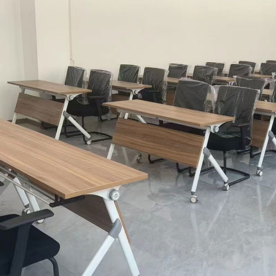 Mesa de formación de personal de la escuela con ruedas