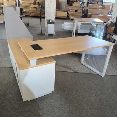 Escritorio de oficina comercial con gabinete lateral