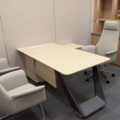 Escritorio de oficina moderno de 2.4M Escritorio ejecutivo de madera en forma de L con pedestal
