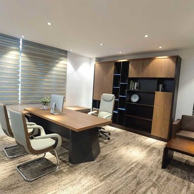 Mesa de oficina ejecutiva de lujo Muebles de jefe en forma de L con panel de madera